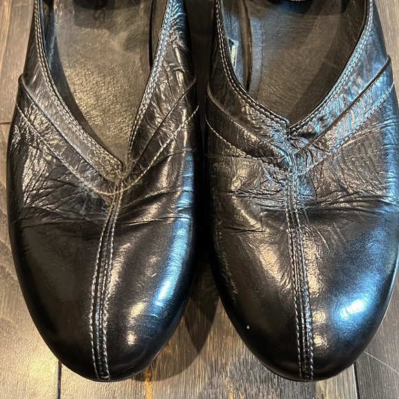 Pataugas European flats. Size 39 with ankle button strap and oversized button - Picture 2 of 11